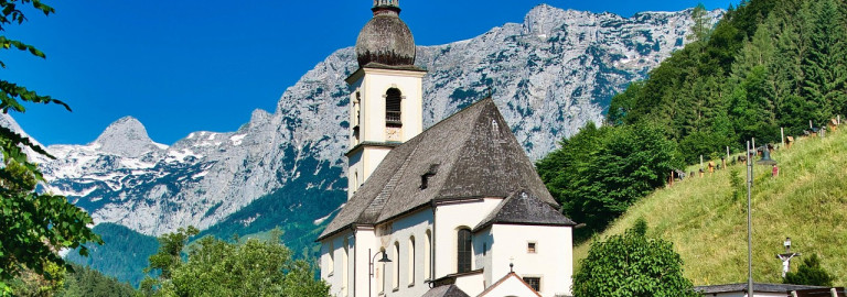 Kirche an einem Bergbach